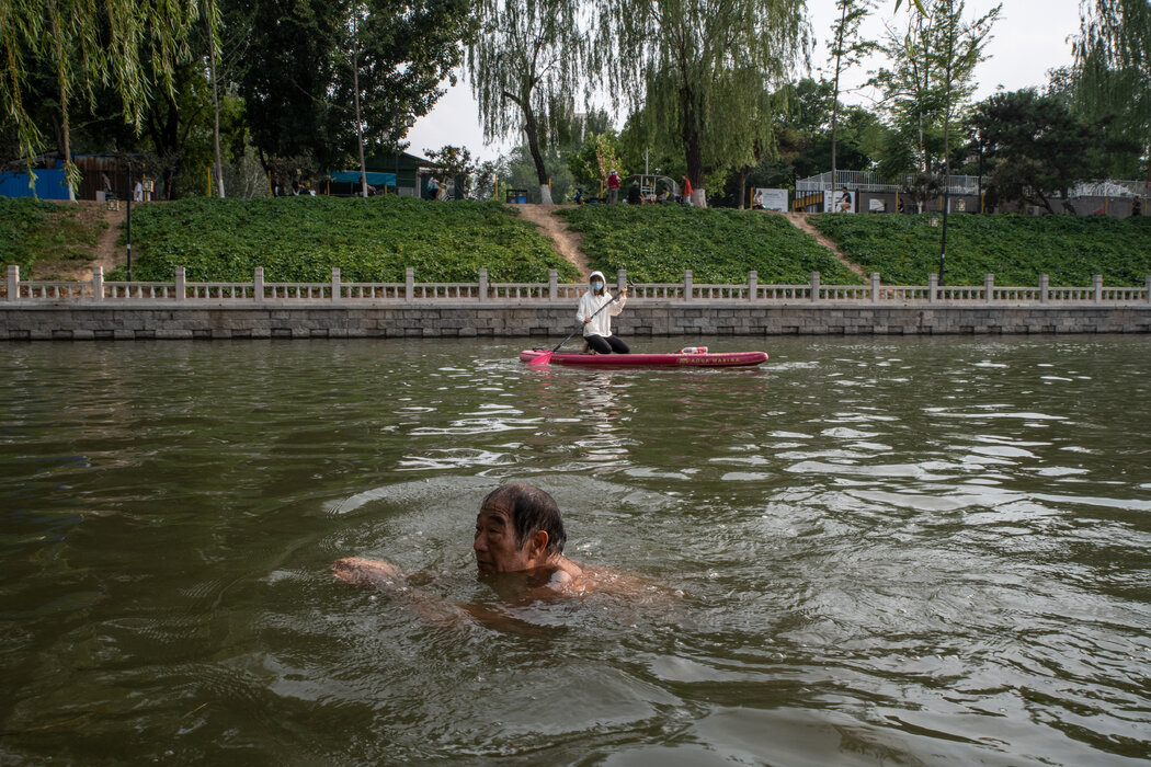 北京水道中划水和游泳的人