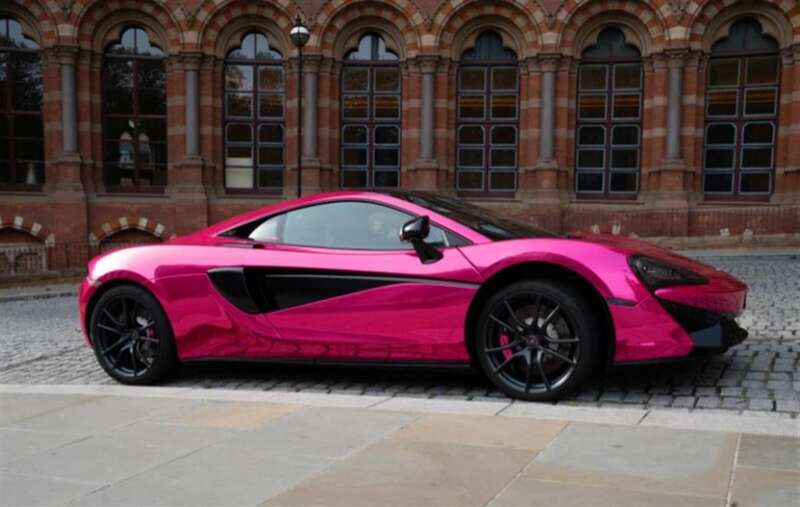 百万粉色跑车在伦敦酒店外停两年没挪窝 主人引猜测