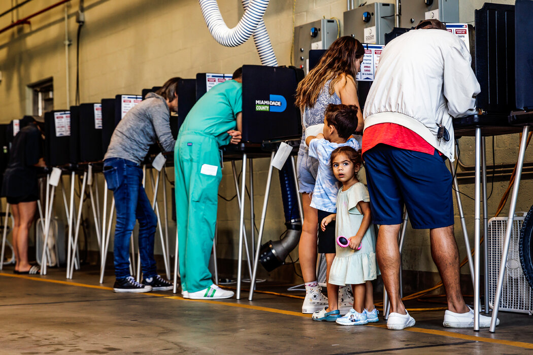 佛罗里达州迈阿密海滩，一家人正在投票